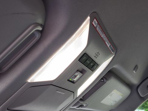 Used 2025 Toyota RAV4 XLE AWD/4WD image 19