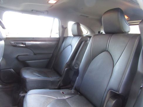 Used 2023 Toyota Highlander Limited AWD/4WD image 16