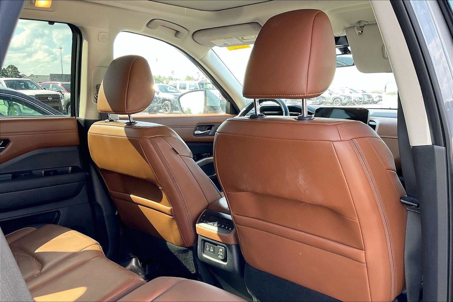 Certified 2023 Nissan Pathfinder Platinum w/ Cargo Package AWD/4WD image 9