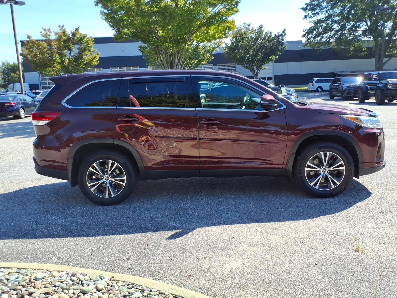 Used 2019 Toyota Highlander LE AWD/4WD image 7
