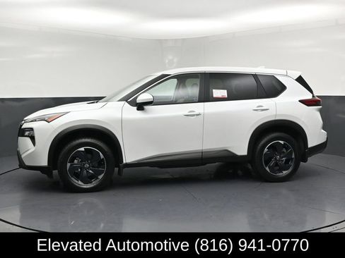 Used 2024 Nissan Rogue SV AWD/4WD image 2