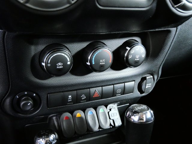 Used 2011 Jeep Wrangler Unlimited Sahara AWD/4WD image 18