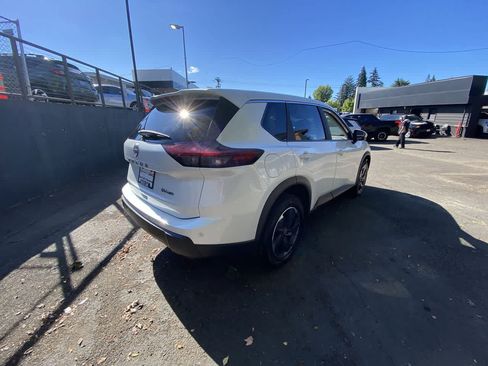 Used 2024 Nissan Rogue SV AWD/4WD image 6