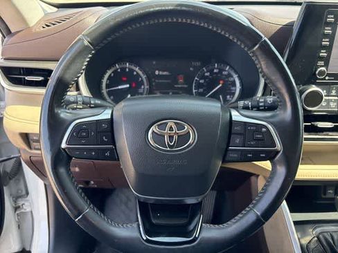 Used 2021 Toyota Highlander XLE image 14