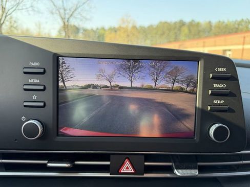 Used 2022 Hyundai Elantra SE FWD image 15
