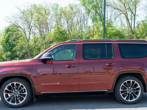 Used 2023 Jeep Wagoneer Series III w/ Premium Group I AWD/4WD image 9