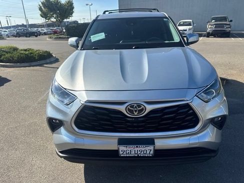 Used 2021 Toyota Highlander LE AWD/4WD image 2