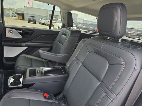 New 2025 Lincoln Aviator Reserve w/ Luxury Package image 16
