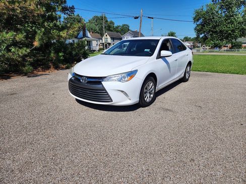 Used 2015 Toyota Camry LE FWD image 4