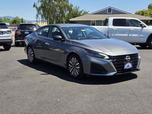Used 2025 Nissan Altima 2.5 SV FWD image 3