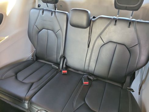 Used 2024 Chrysler Pacifica Select image 11