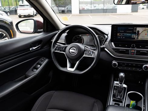Used 2024 Nissan Altima 2.5 SV w/ SV Premium Package FWD image 9