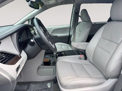 Used 2017 Toyota Sienna XLE Premium AWD/4WD image 9