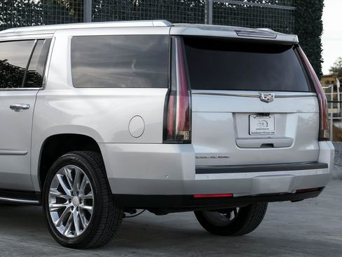Used 2020 Cadillac Escalade ESV Luxury AWD/4WD image 14