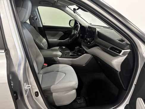 Used 2023 Toyota Highlander LE AWD/4WD image 22