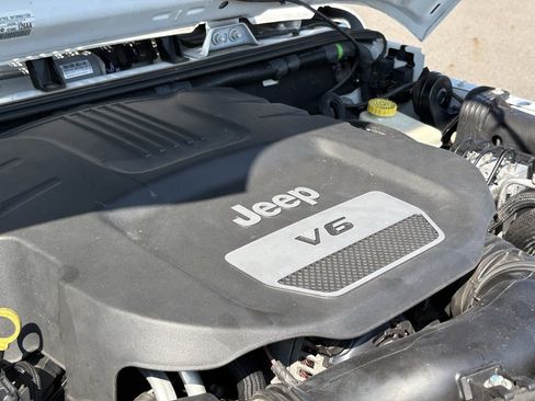 Used 2015 Jeep Wrangler Unlimited Sahara w/ Connectivity Group image 18