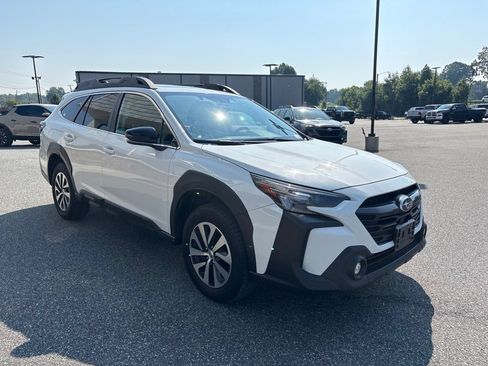 Used 2025 Subaru Outback Premium AWD/4WD image 11