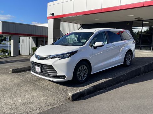 Certified 2024 Toyota Sienna LE AWD/4WD image 4