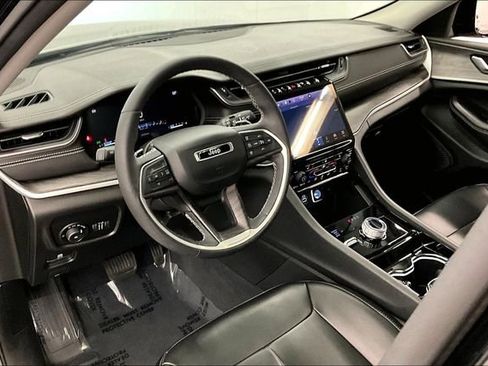 Used 2023 Jeep Grand Cherokee Limited AWD/4WD image 16