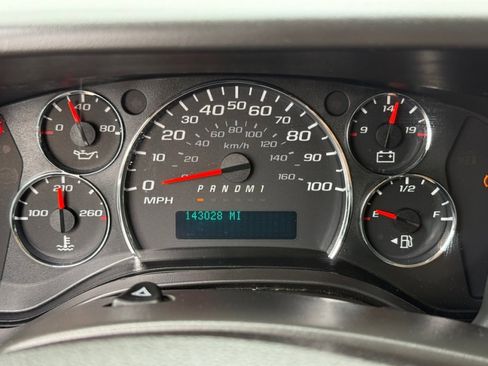 Used 2018 Chevrolet Express 2500 w/ Driver Convenience Package RWD image 17