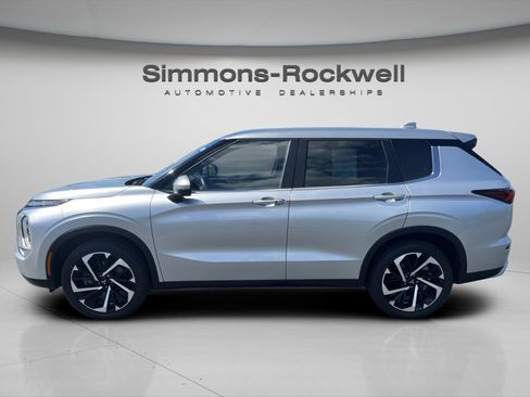 Used 2023 Mitsubishi Outlander SE AWD/4WD image 2