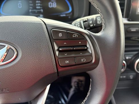 Used 2025 Hyundai Venue SEL FWD image 19