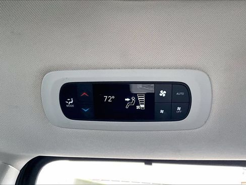 Used 2023 Chrysler Pacifica Touring-L FWD image 10
