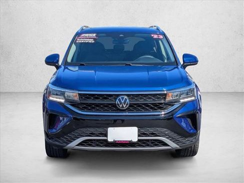 Used 2023 Volkswagen Taos SE w/ Panoramic Sunroof Package image 2