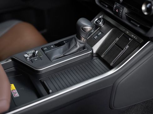 Used 2024 Lexus GX 550 w/ Accessory Package (31) image 33