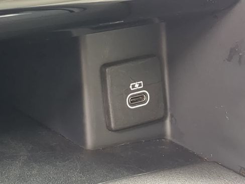 Used 2025 Land Rover Discovery S image 32