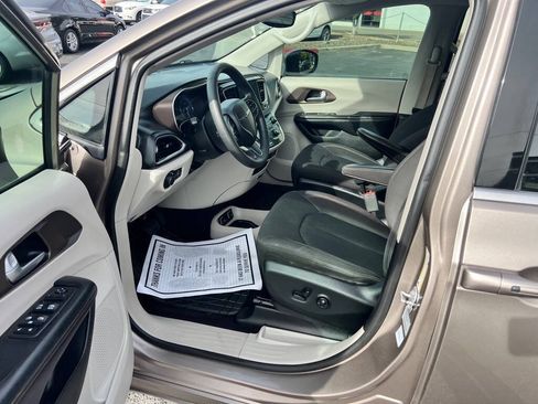 Used 2017 Chrysler Pacifica Touring FWD image 13