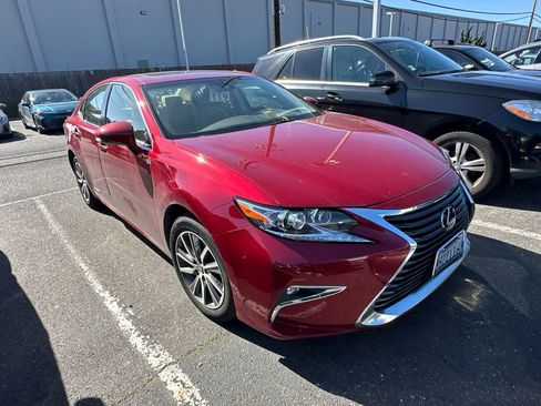 Used 2018 Lexus ES 300h w/ Navigation Package image 2
