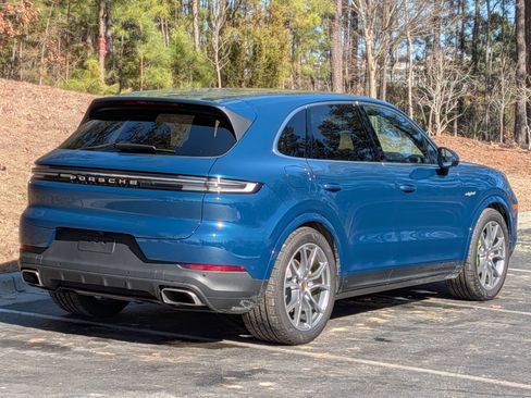 Certified 2025 Porsche Cayenne Coupe AWD/4WD image 7