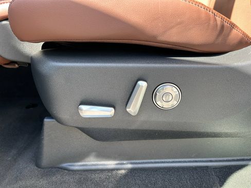 Used 2025 Lincoln Navigator Reserve image 19