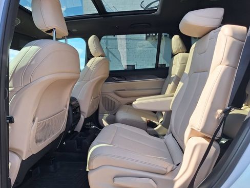 Used 2025 Jeep Grand Cherokee L Limited w/ Luxury Tech Group II RWD image 14