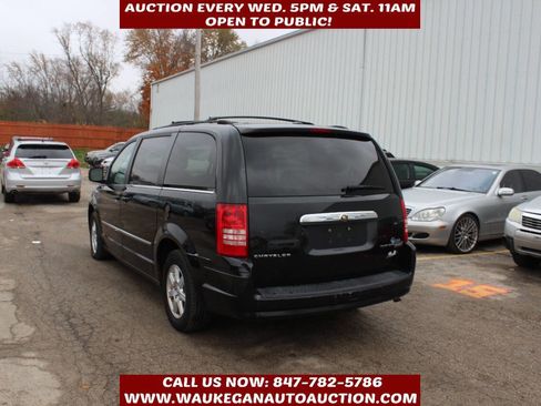 Used 2010 Chrysler Town & Country Touring image 6