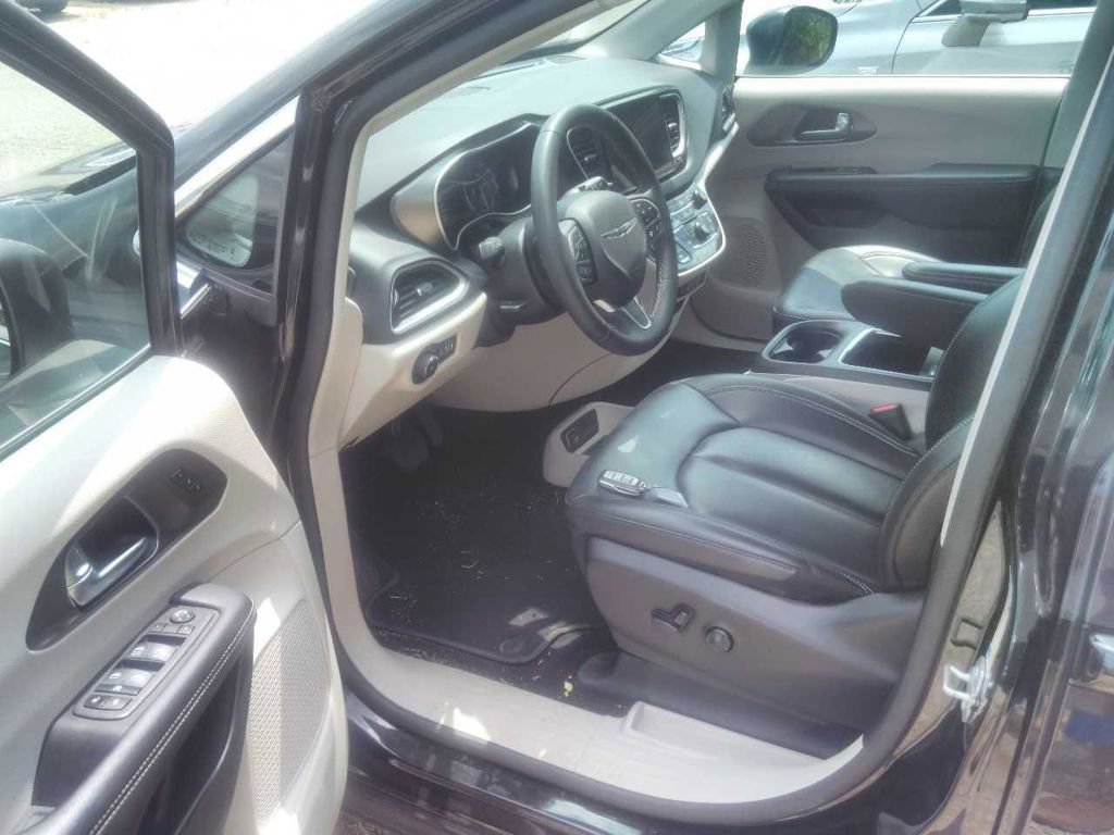 Used 2023 Chrysler Pacifica Touring-L FWD image 7