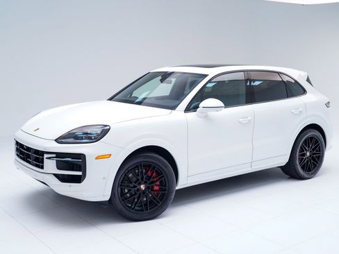 Used 2025 Porsche Cayenne S image 1