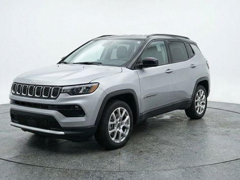 Used 2025 Jeep Compass Limited AWD/4WD image 3