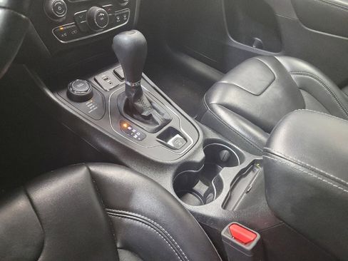 Used 2019 Jeep Cherokee Latitude Plus w/ Cold Weather Group AWD/4WD image 26