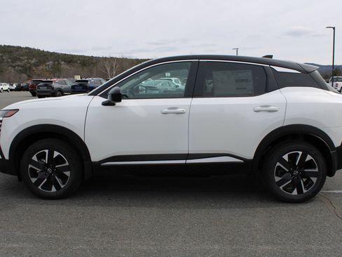 Used 2025 Nissan Kicks SV w/ Illumination Package AWD/4WD image 2