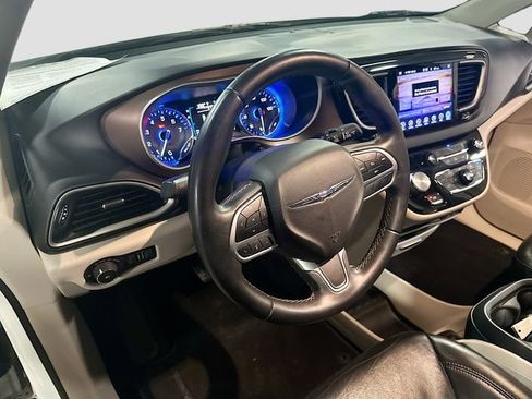 Used 2017 Chrysler Pacifica Touring-L w/ Tire & Wheel Group image 10