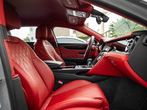 Used 2022 Bentley Flying Spur V8 image 42