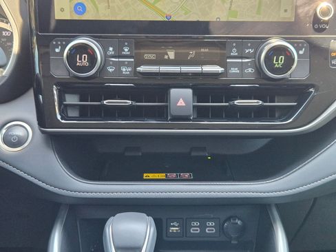 Used 2025 Toyota Highlander XLE image 18