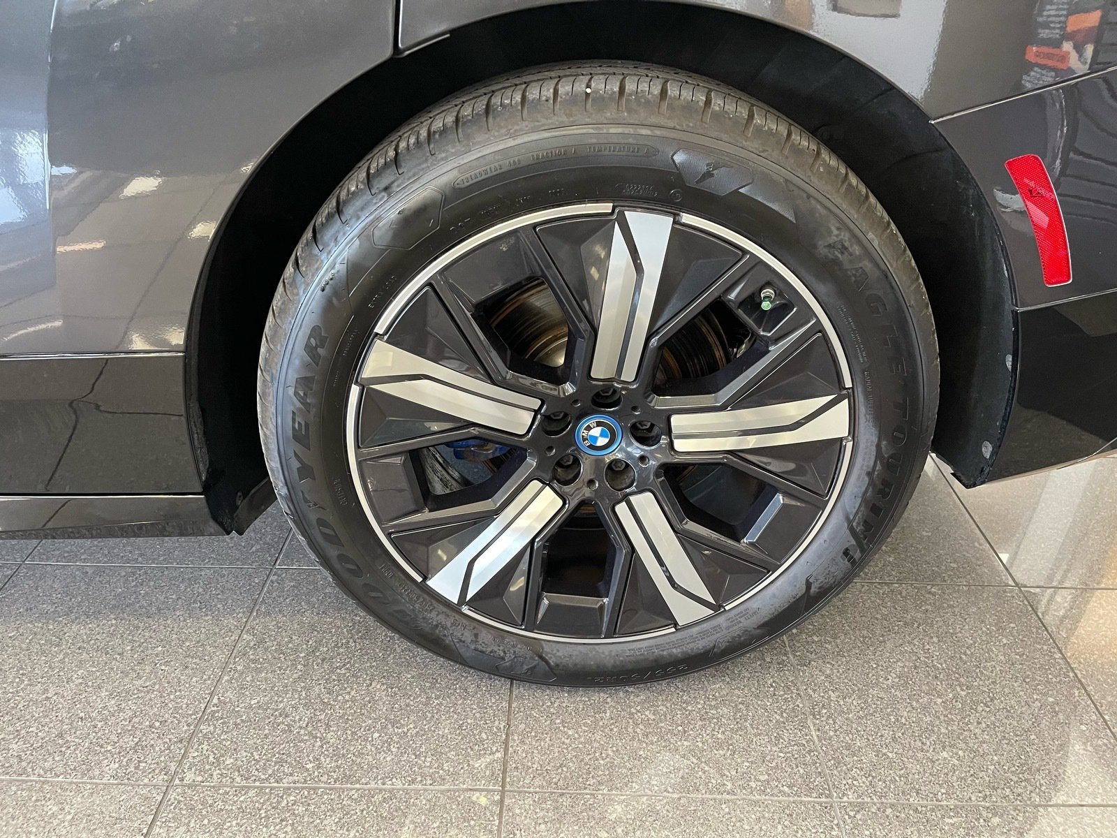 Used 2022 BMW iX xDrive50 w/ Premium Package AWD/4WD image 22
