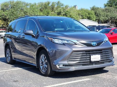 Used 2023 Toyota Sienna XLE FWD image 2