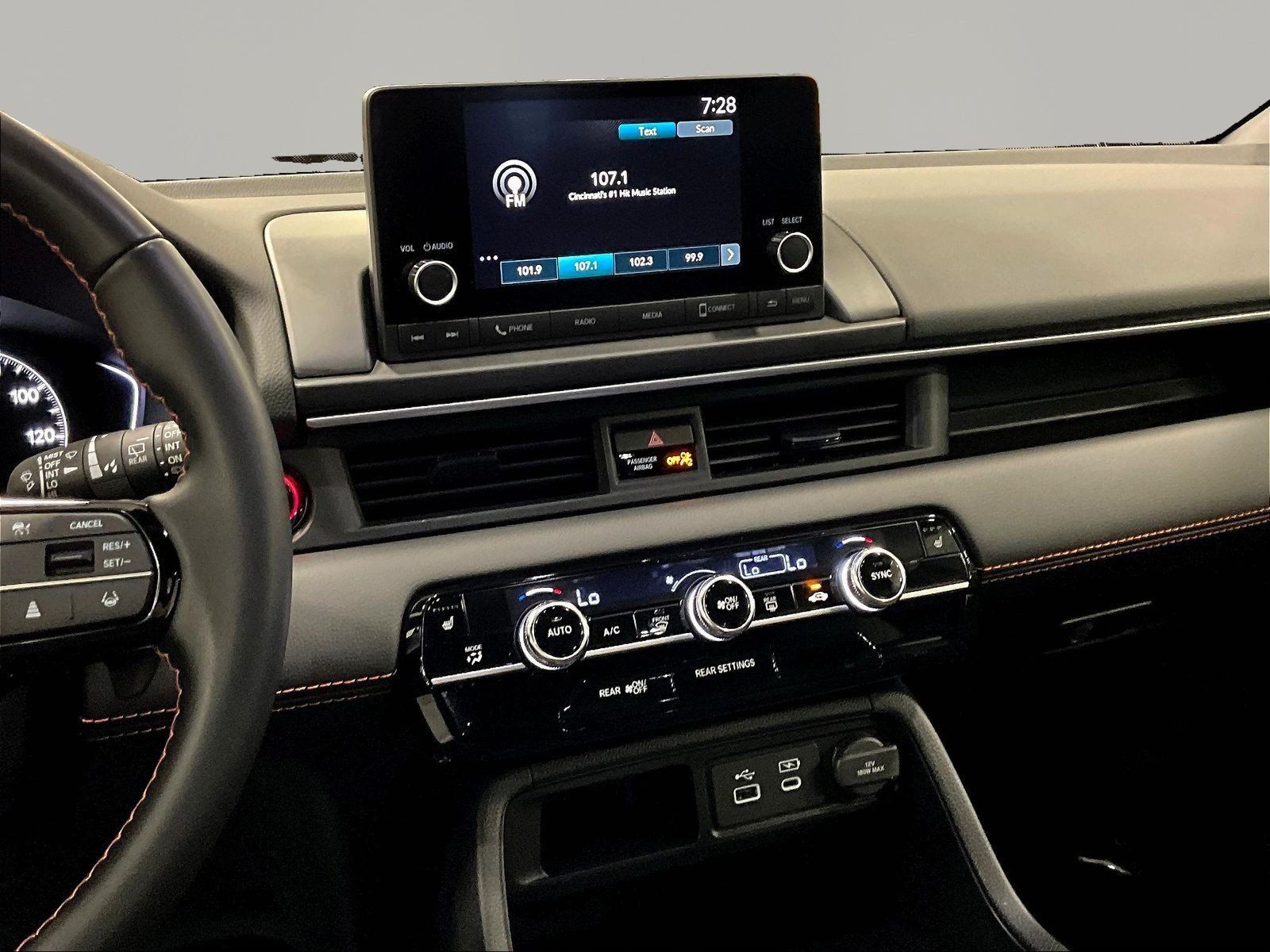 Used 2025 Honda Pilot Sport image 9