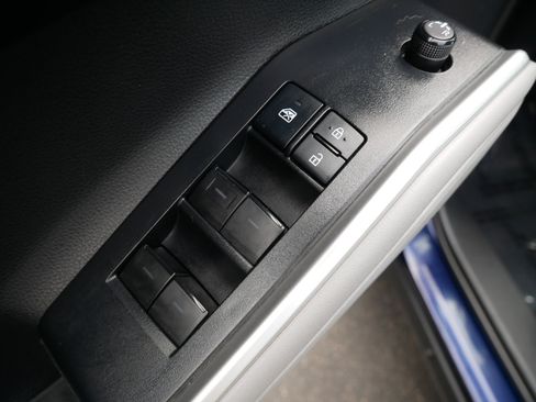 Used 2022 Toyota Highlander XLE AWD/4WD image 19