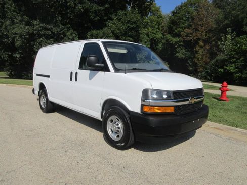 Used 2021 Chevrolet Express 2500 w/ Driver Convenience Package RWD image 2