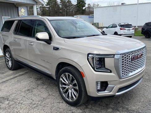 Used 2021 GMC Yukon XL Denali w/ Denali Premium Package AWD/4WD image 11